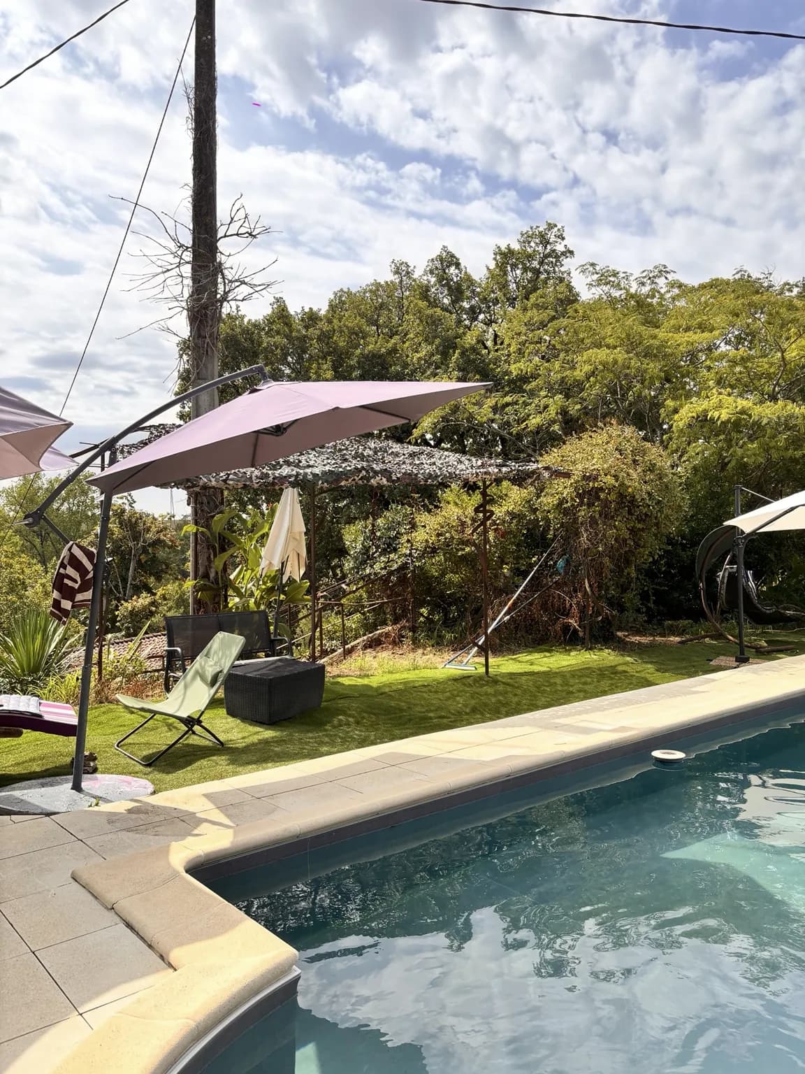 Le jardin et ses transats, entre parasols et pelouse
