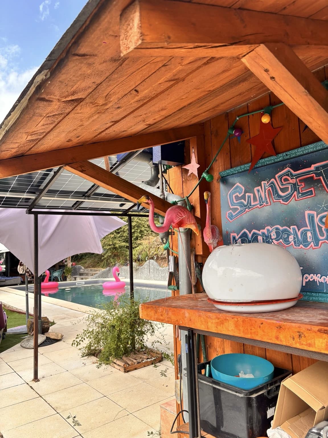 Le bar du pool-house, ses flamants roses et son ambiance guinguette