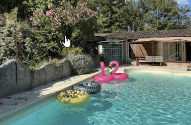 Baignade et bouées fantaisie dans la piscine privative